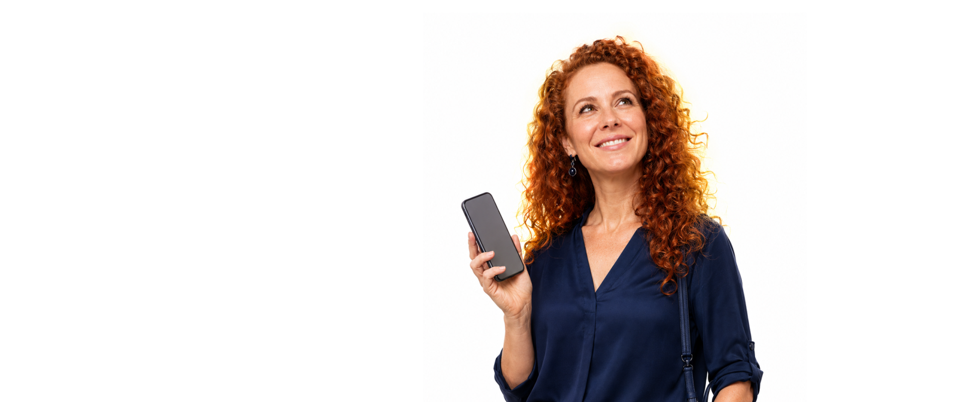 Mulher sorrindo enquanto segura o celular, representando a jornada de compra de ingresso com seguro